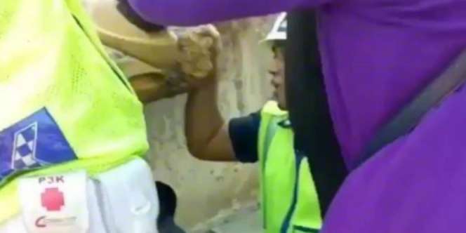 Tengok Pengorbanan Petugas KRL Ini Demi Penumpang