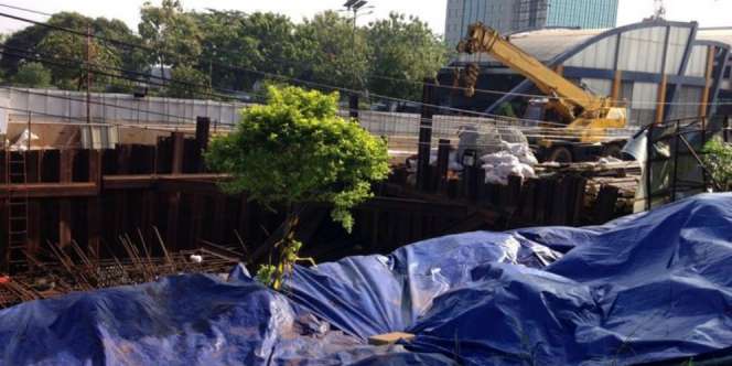 Tanah Galian LRT di Depan Menara Saidah Longsor!