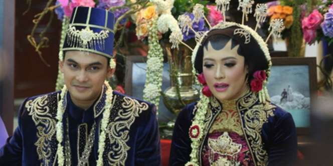 Inspirasi Gaun Pernikahan Adat Daerah dari Artis Berhijab