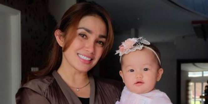 Bikin Gemas! Lucunya Putri Ussy-Andika Pakai Busana Hijab