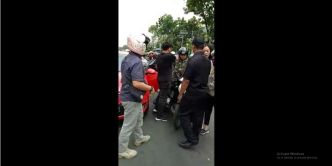 Buang Sampah Sembarangan, Pengemudi Mobil dan TNI Adu Jotos