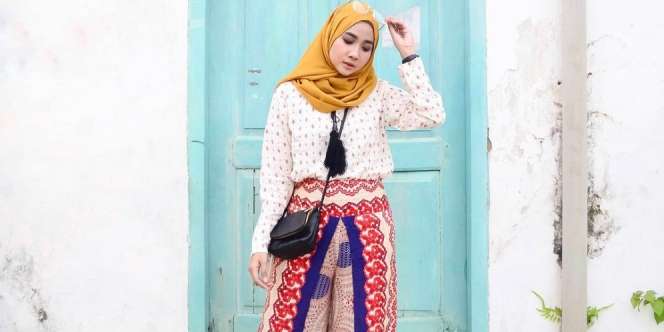 Richa Etika Ulhaq: Modis dengan Motif Etnik, Kamu Suka?
