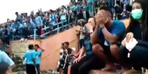 Hujan Air Mata Suporter Saat Dengar Kiper Choirul Huda Wafat