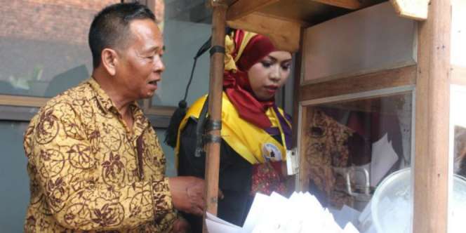 Siti Marfuah, Anak Tukang Sate Keliling Peraih Cumlaude