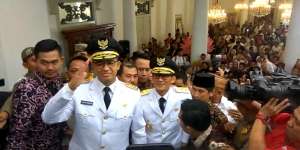 Tiba di Balai Kota, Anies dan Sandi Dihadang Palang Pintu