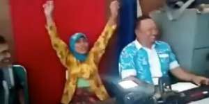 Nenek Latah Saat Foto E-KTP, Bikin Terpingkal!