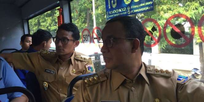 Saat Anies-Sandi Naik TransJakarta dengan Berseragam Dinas