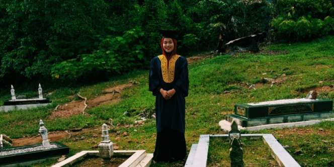 Gadis Bertoga Foto di Kuburan, Kisahnya Bikin Nangis