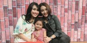 Pilihan Sepatu Mahal Zaskia Gotik Tak Kalah dari Ayu Ting Ting