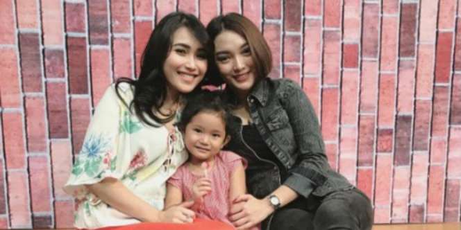 Pilihan Sepatu Mahal Zaskia Gotik Tak Kalah dari Ayu Ting Ting