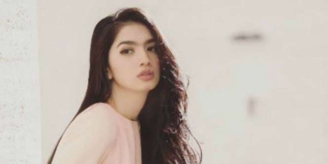 Pose Menggoda Angel Karamoy Bikin Geger