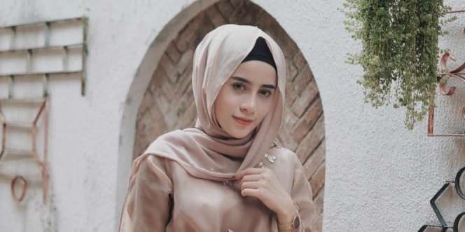 Tampil Sejuk di Musim Hujan ala Hijaber Cantik Asal Malang
