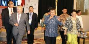 Bertolak ke Turki Hadiri KTT D-8 , Wapres Sempatkan Umroh