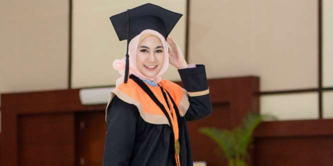 Tak Pakai Kebaya Saat Wisuda, Busana Anisa Rahma Inspiratif 