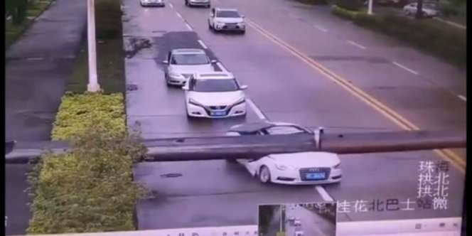Detik-detik Crane Jatuh Remukkan Mobil Audi di Tengah Jalan