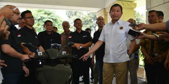 Menteri Jonan Kesengsem Sepeda Motor Listrik Gesits ITS