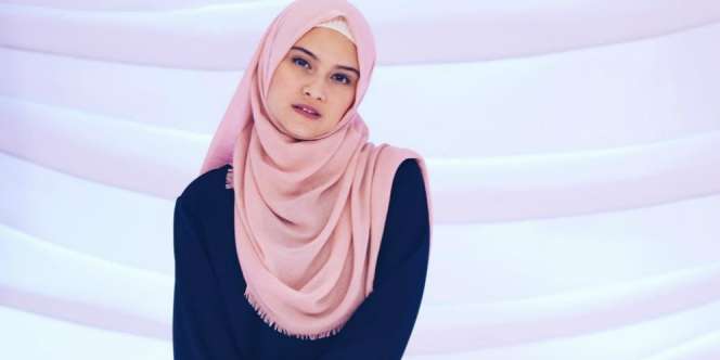 Intip Gaya Zee Zee Shahab Pakai Jilbab Instan yang Kekinian