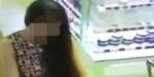Astaga! Lihat yang Dilakukan Si Cewek Saat Coba Parfum di Mall