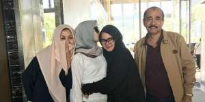 Momen Haru Saat Bella Diboyong Engku Emran ke Malaysia