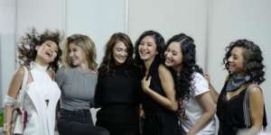 Pesona Mikha Tambayong di Panggung JFW 2018 Pikat Luna Maya