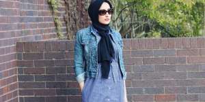 Shanza Sohail: Jaket Denim Pilihan Tepat di Musim Hujan
