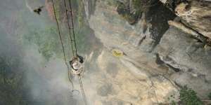 Mengintip Suku Kulum, Pemburu Madu Esktrem di Himalaya