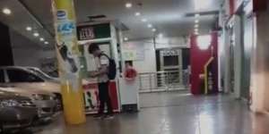 Pria Ini Berjam-jam Tunggu Kekasih di Stasiun, Hasilnya...