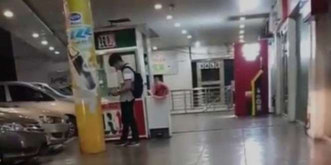 Pria Ini Berjam-jam Tunggu Kekasih di Stasiun, Hasilnya...
