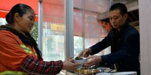 Pengusaha Ini Selalu Beri Sarapan Gratis untuk Penyapu Jalan