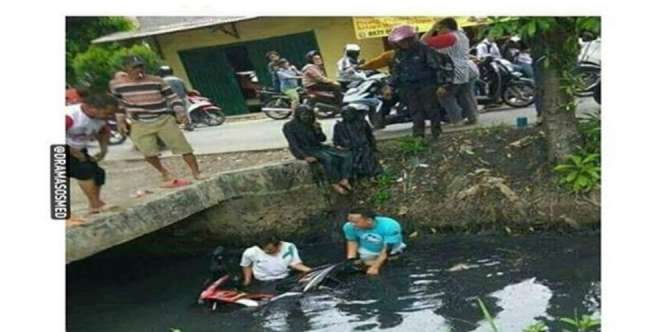Penampakan Dua Korban Tercebur Got Ini Jadi Viral