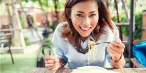 5 Kebiasaan Makan yang Bisa Bikin Sariawan, Apa Saja?