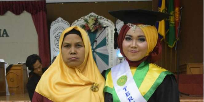 Perjuangan Anak Pedagang Angkringan Berbuah Cumlaude