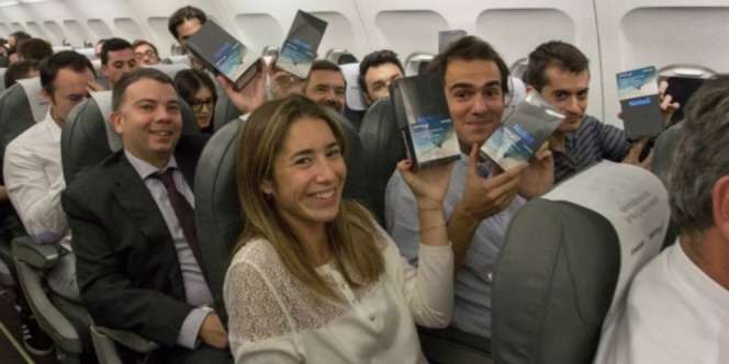 200 Penumpang Dapat Kejutan Oleh-oleh Galaxy Note 8 di Pesawat