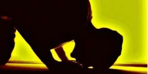 Sholat dengan Bersandar, Batalkah?
