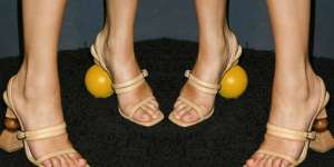 Fashion `Nyeleneh` Selebriti, Pakai Sepatu Beda Model