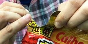 Buka Kemasan Snack Pakai Uang Koin, Caranya Tak Terduga!