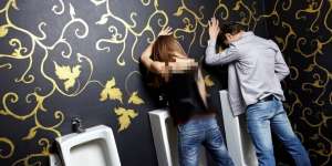Heboh Wanita Kencing Sambil Berdiri di Toilet Pria
