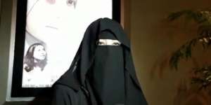 Sibuk Berdakwah, Umi Pipik Tetap Mengajar Ngaji Anak-anaknya