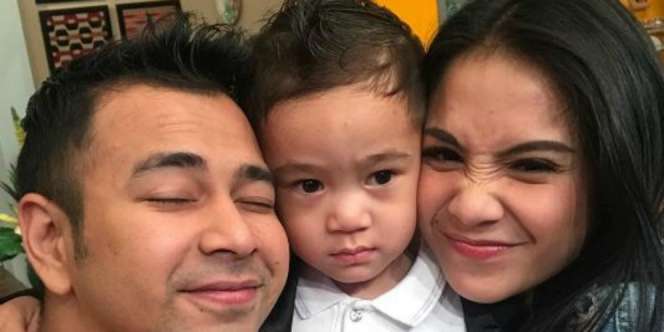 Geger! Ayu Ting Ting Kepergok Satu Mobil dengan Raffi Ahmad