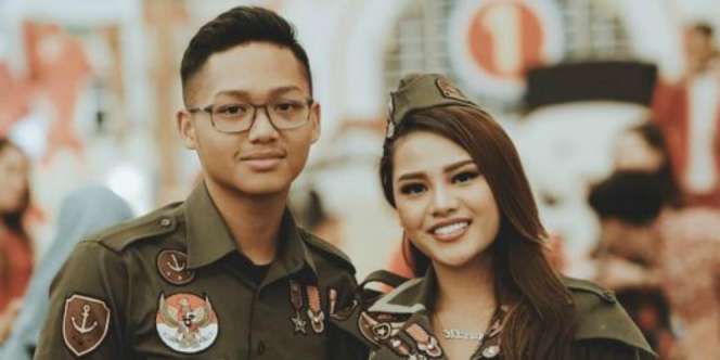 Unggah Foto Keluarga, Caption Azriel Sindir Siapa?