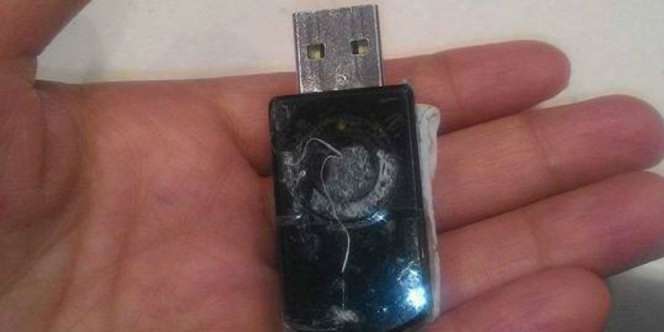 Si Cewek Temukan Flashdisk di Toilet Umum, Astaga Isinya...