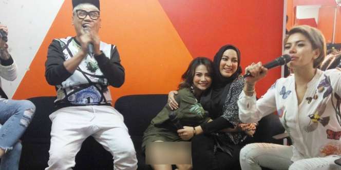 Sempat Berseteru, Vanessa Angel dan Jane Shalimar Berpelukan