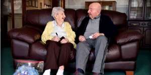 Kisah Menyentuh Ibu 98 Tahun Rawat Anak Usia 80 Tahun