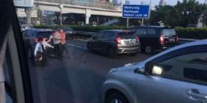 Misteri Bapak-bapak yang Baku Pukul di Tol Dalam Kota