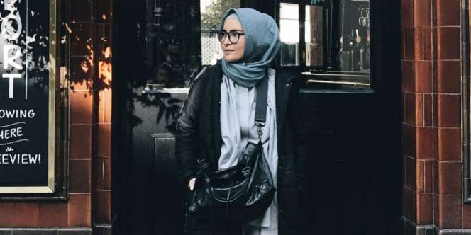 Ide Menggunakan Sling Bag untuk Hijaber Mama Zaman Now