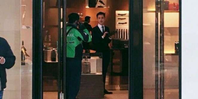 Foto Misteri Abang Gojek di Gerai Louis Vuitton, Beli Pesanan?