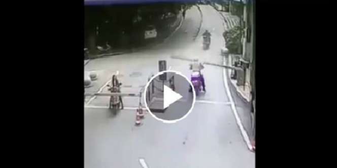 Meleng Lihat Cewek, Pengendara Ini Terkemplang Palang Pintu