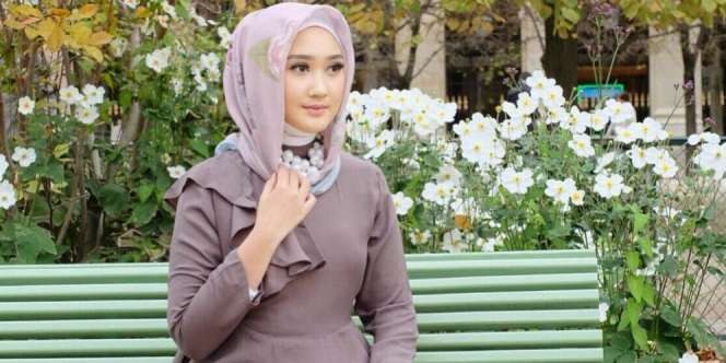 Style Hijab Tanpa Pentul ala Dian Pelangi yang Patut Ditiru