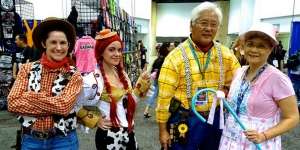 10 Kostum Unik Pasangan Lansia Ini Pikat Hati Warganet