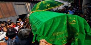 'Pamali! Pakai Baju Peninggalan Bapakmu', Benarkah?